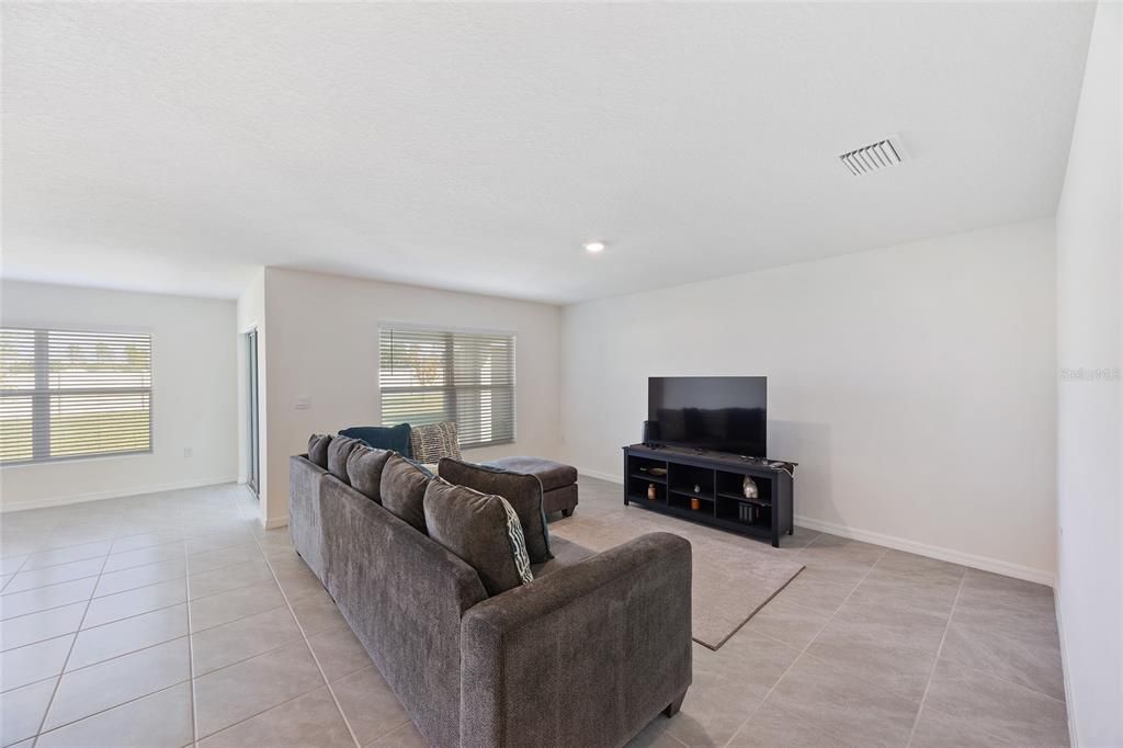 For Rent: $2,500 (3 beds, 2 baths, 1672 Square Feet)