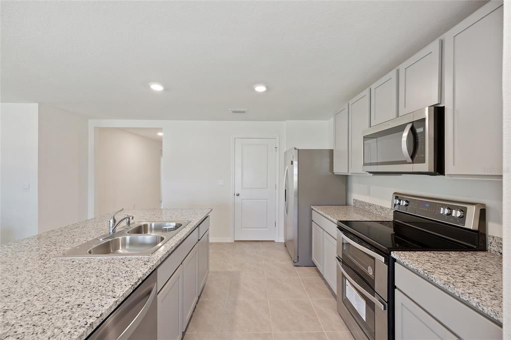 For Rent: $2,500 (3 beds, 2 baths, 1672 Square Feet)