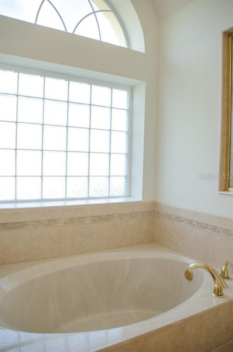 For Rent: $2,100 (3 beds, 2 baths, 2139 Square Feet)