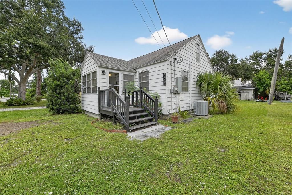 合同活跃: $264,990 (3 贝兹, 1 浴室, 1040 平方英尺)