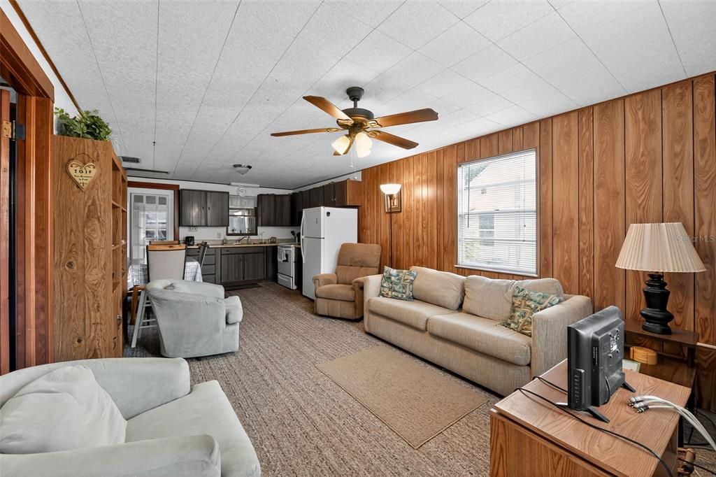 合同活跃: $264,990 (3 贝兹, 1 浴室, 1040 平方英尺)