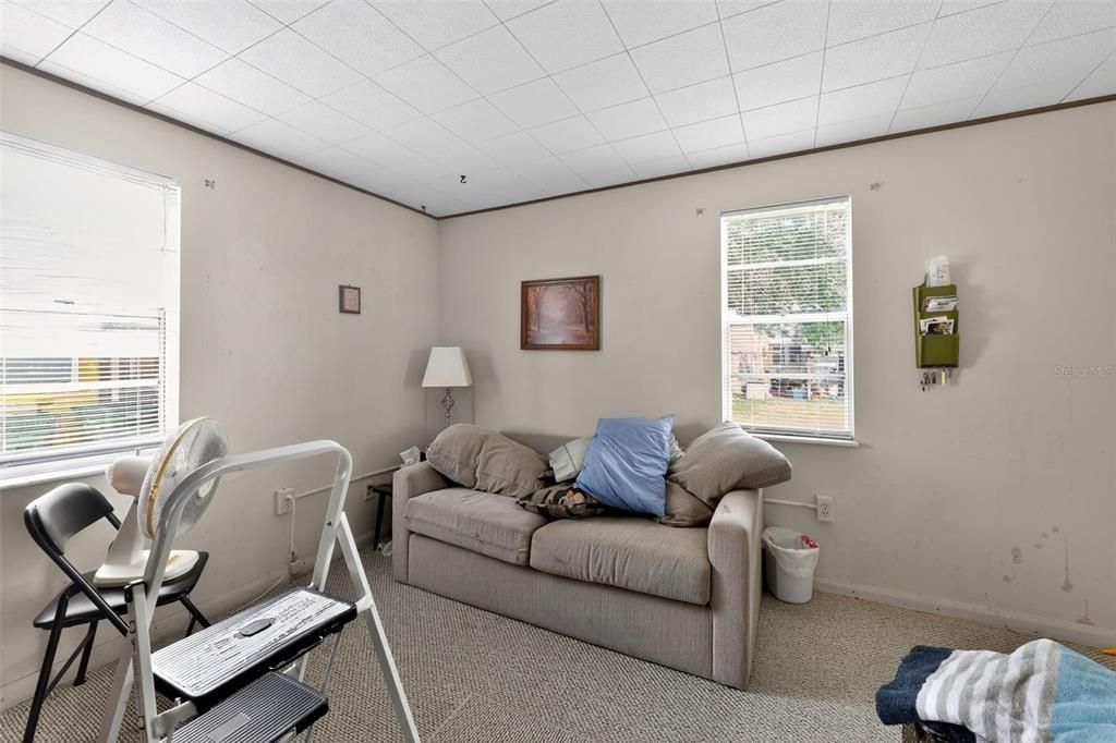 合同活跃: $264,990 (3 贝兹, 1 浴室, 1040 平方英尺)