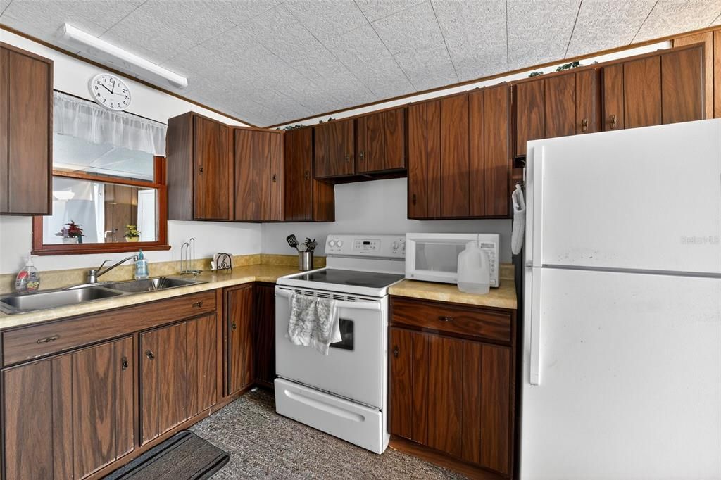 合同活跃: $264,990 (3 贝兹, 1 浴室, 1040 平方英尺)