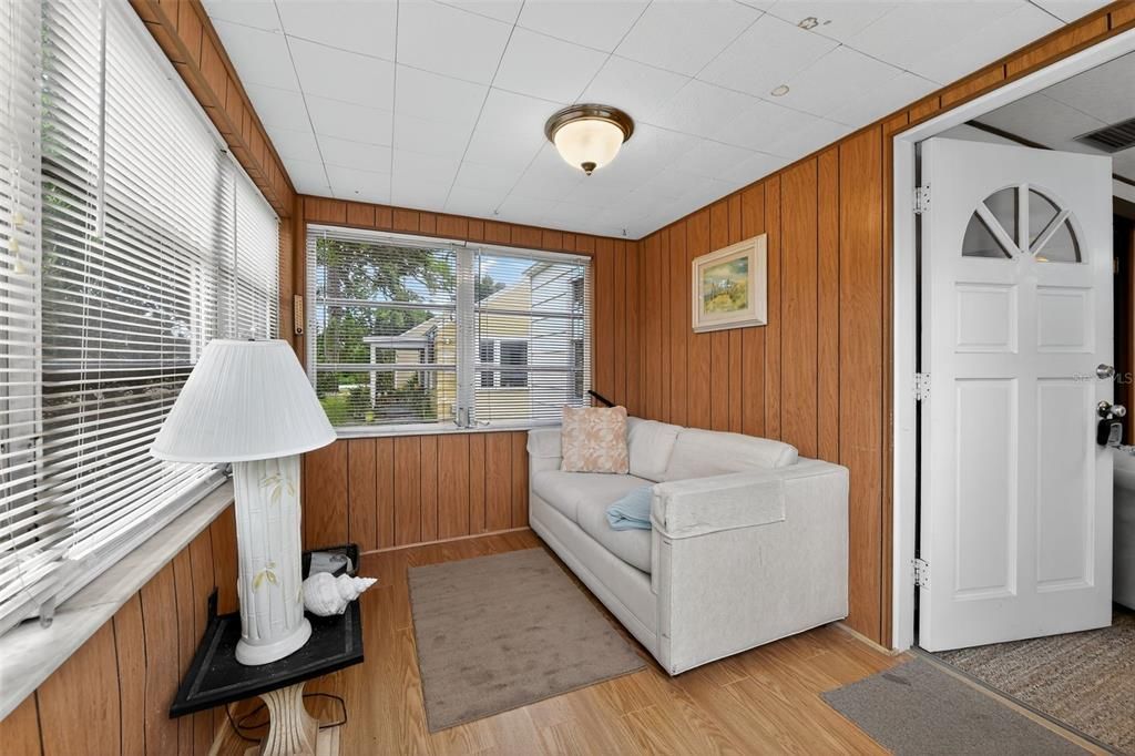 合同活跃: $264,990 (3 贝兹, 1 浴室, 1040 平方英尺)