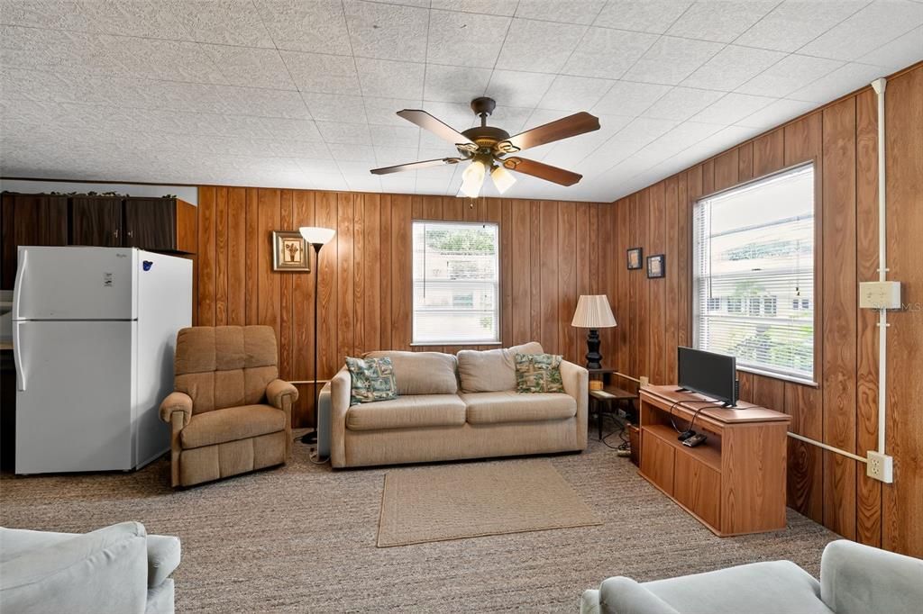 合同活跃: $264,990 (3 贝兹, 1 浴室, 1040 平方英尺)