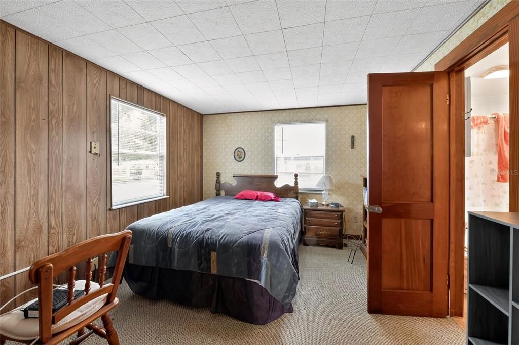 合同活跃: $264,990 (3 贝兹, 1 浴室, 1040 平方英尺)