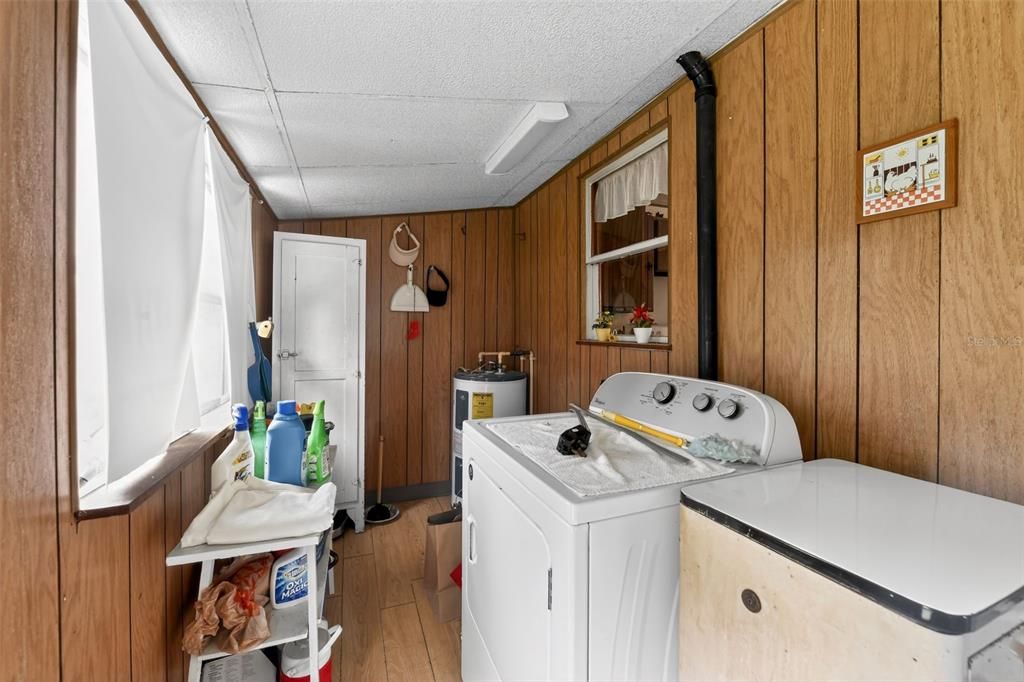 合同活跃: $264,990 (3 贝兹, 1 浴室, 1040 平方英尺)