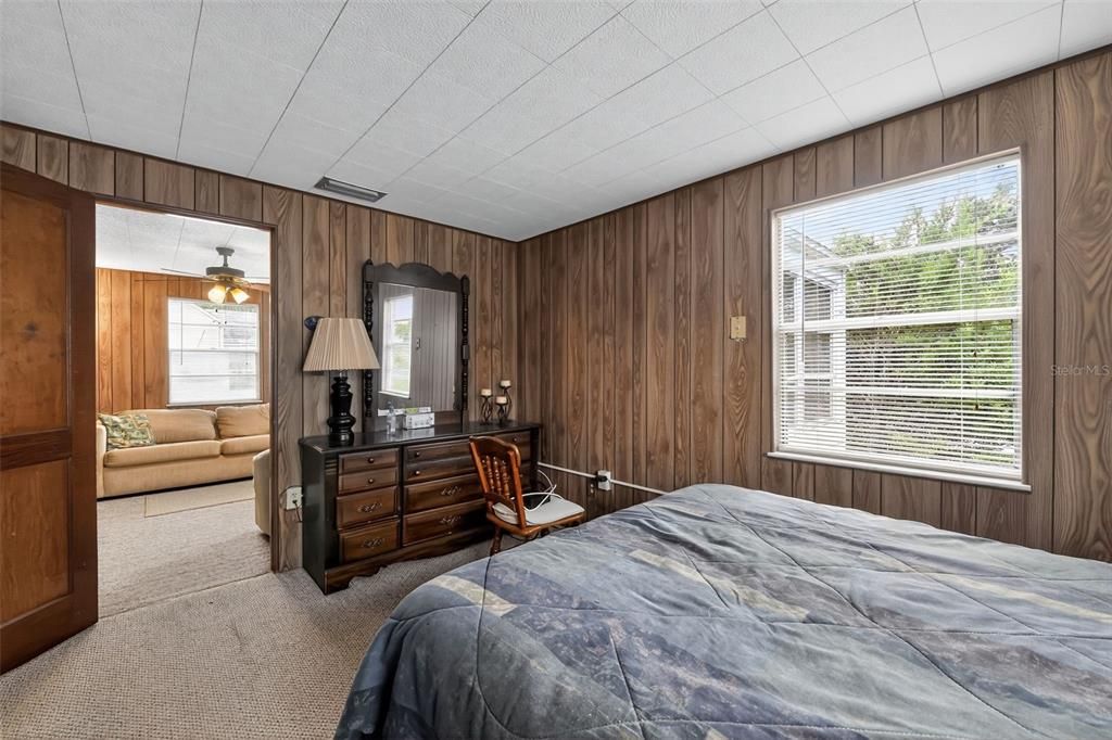 合同活跃: $264,990 (3 贝兹, 1 浴室, 1040 平方英尺)