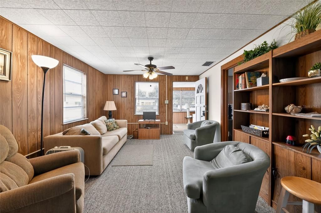 合同活跃: $264,990 (3 贝兹, 1 浴室, 1040 平方英尺)