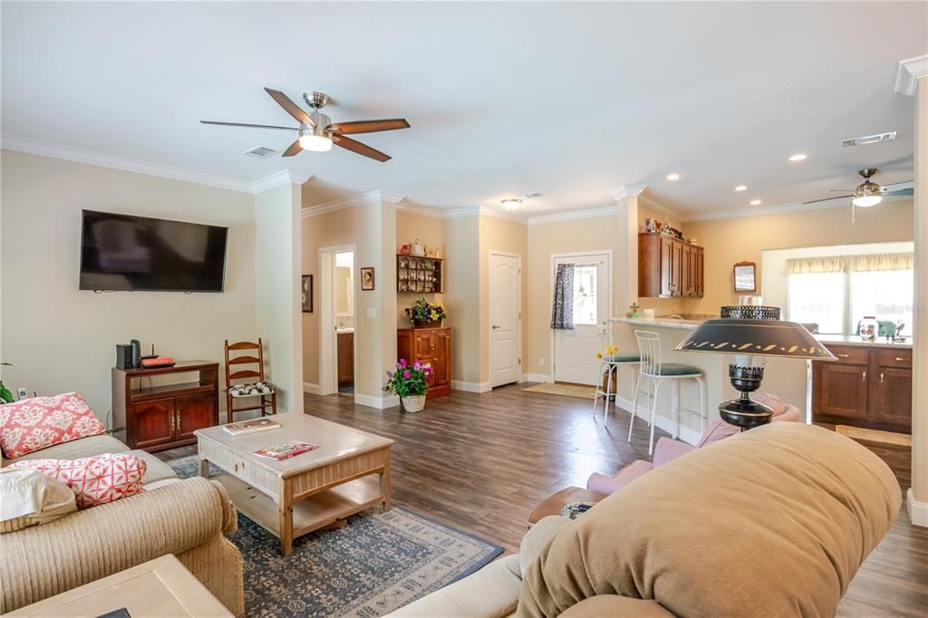 合同活跃: $425,000 (4 贝兹, 3 浴室, 2192 平方英尺)