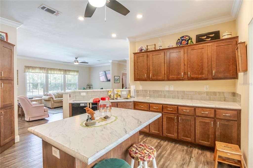 合同活跃: $425,000 (4 贝兹, 3 浴室, 2192 平方英尺)