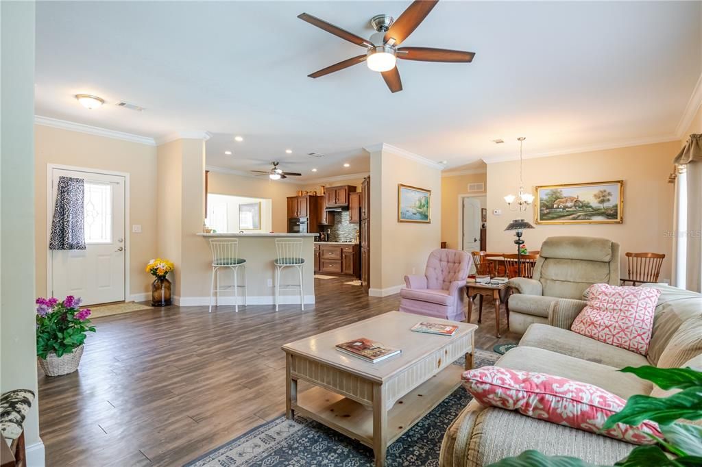 合同活跃: $425,000 (4 贝兹, 3 浴室, 2192 平方英尺)