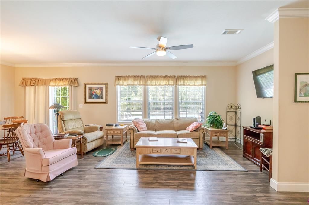 合同活跃: $425,000 (4 贝兹, 3 浴室, 2192 平方英尺)