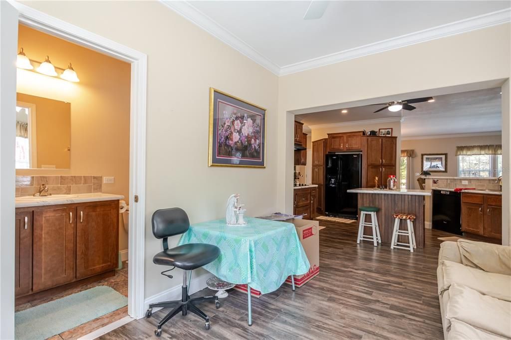 合同活跃: $425,000 (4 贝兹, 3 浴室, 2192 平方英尺)