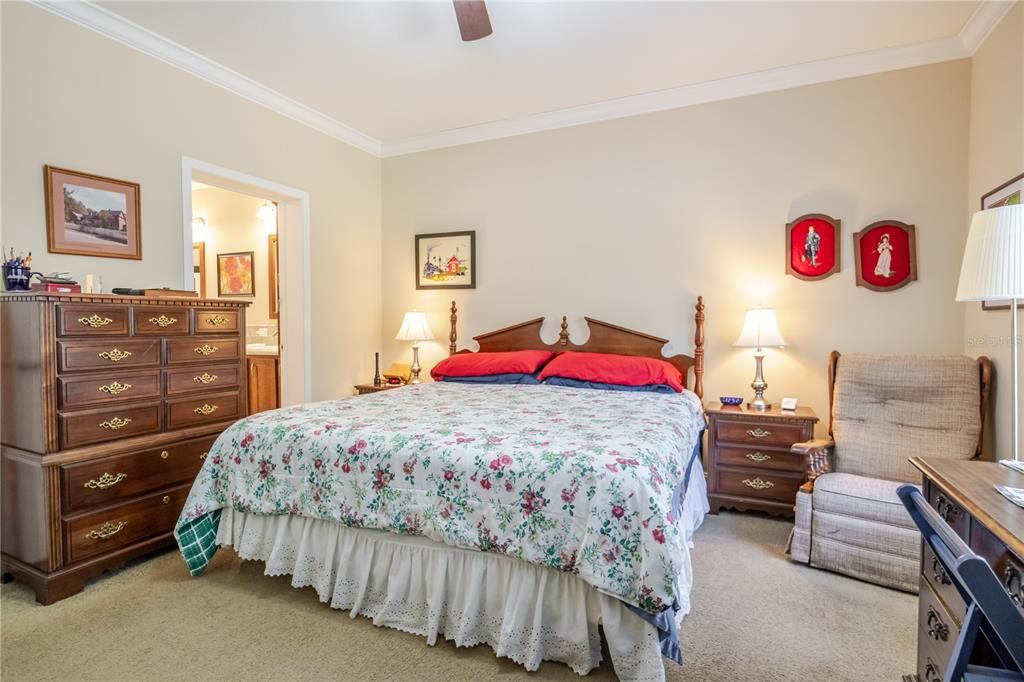 合同活跃: $425,000 (4 贝兹, 3 浴室, 2192 平方英尺)