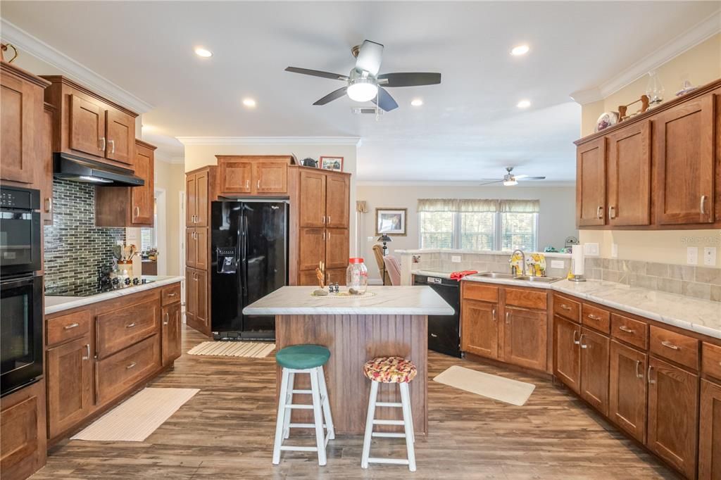 合同活跃: $425,000 (4 贝兹, 3 浴室, 2192 平方英尺)