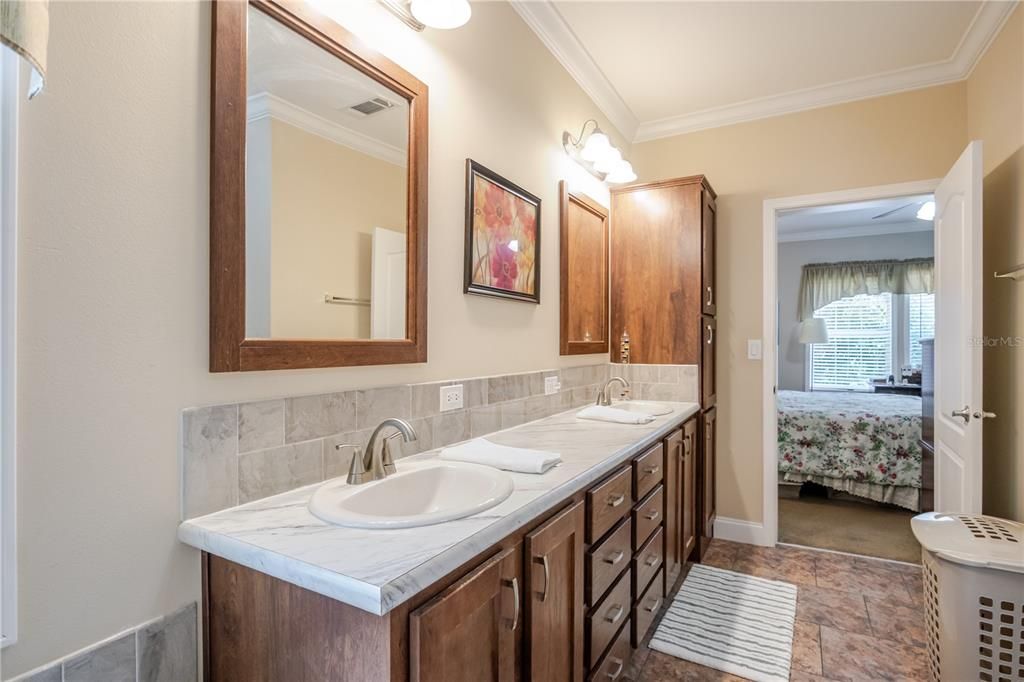 合同活跃: $425,000 (4 贝兹, 3 浴室, 2192 平方英尺)