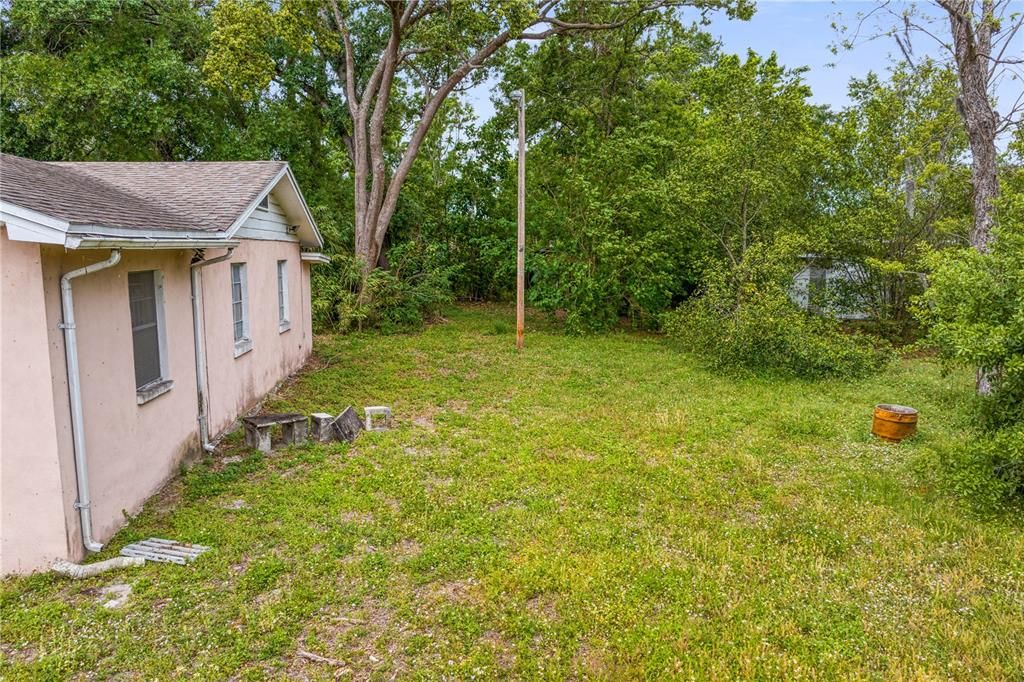 For Sale: $500,000 (2 beds, 1 baths, 2033 Square Feet)