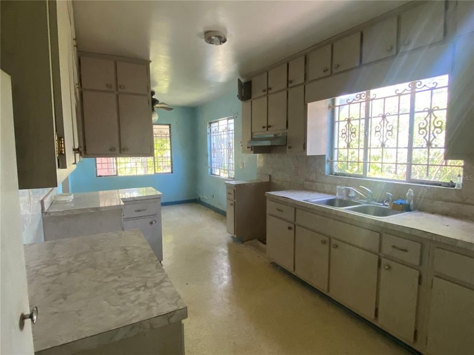 For Sale: $500,000 (2 beds, 1 baths, 2033 Square Feet)