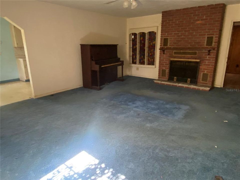 For Sale: $500,000 (2 beds, 1 baths, 2033 Square Feet)