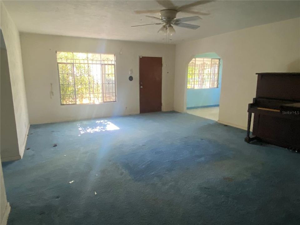 For Sale: $500,000 (2 beds, 1 baths, 2033 Square Feet)