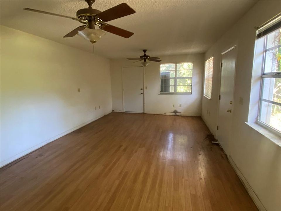 For Sale: $500,000 (2 beds, 1 baths, 2033 Square Feet)