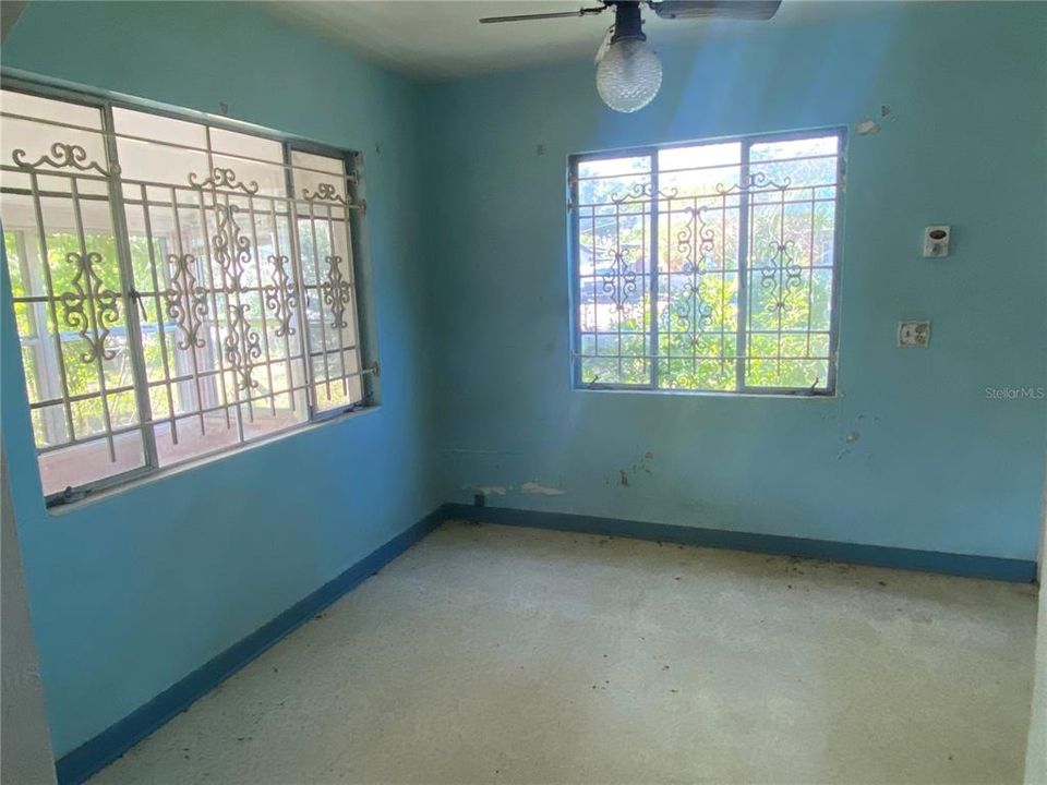 For Sale: $500,000 (2 beds, 1 baths, 2033 Square Feet)