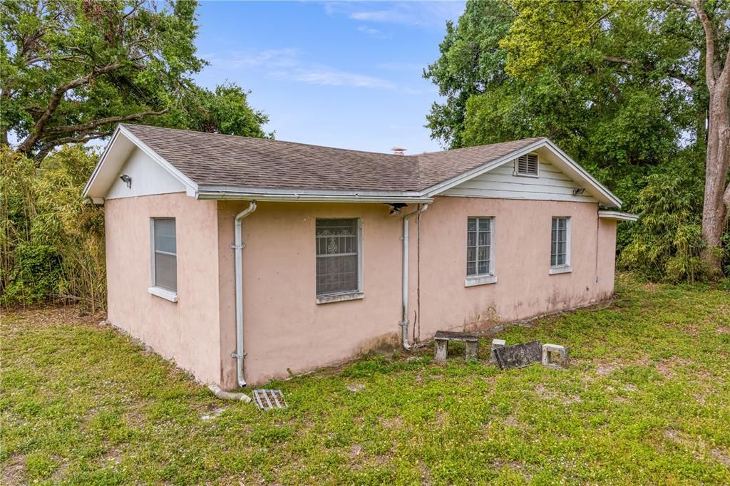 For Sale: $500,000 (2 beds, 1 baths, 2033 Square Feet)