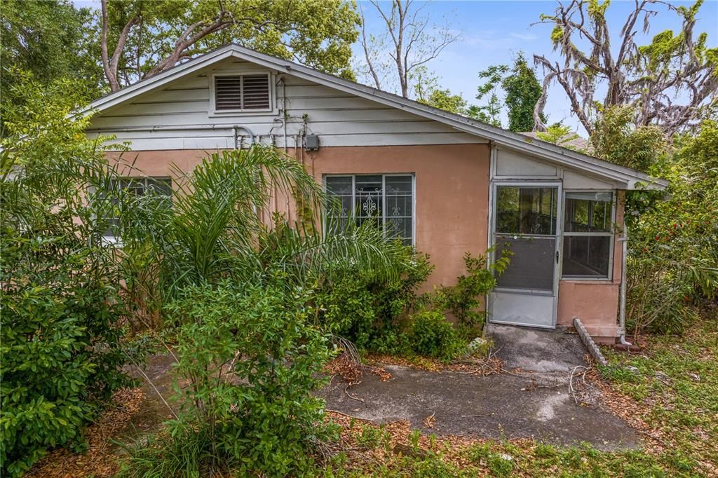 For Sale: $500,000 (2 beds, 1 baths, 2033 Square Feet)