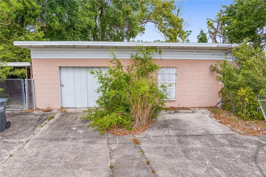 For Sale: $500,000 (2 beds, 1 baths, 2033 Square Feet)