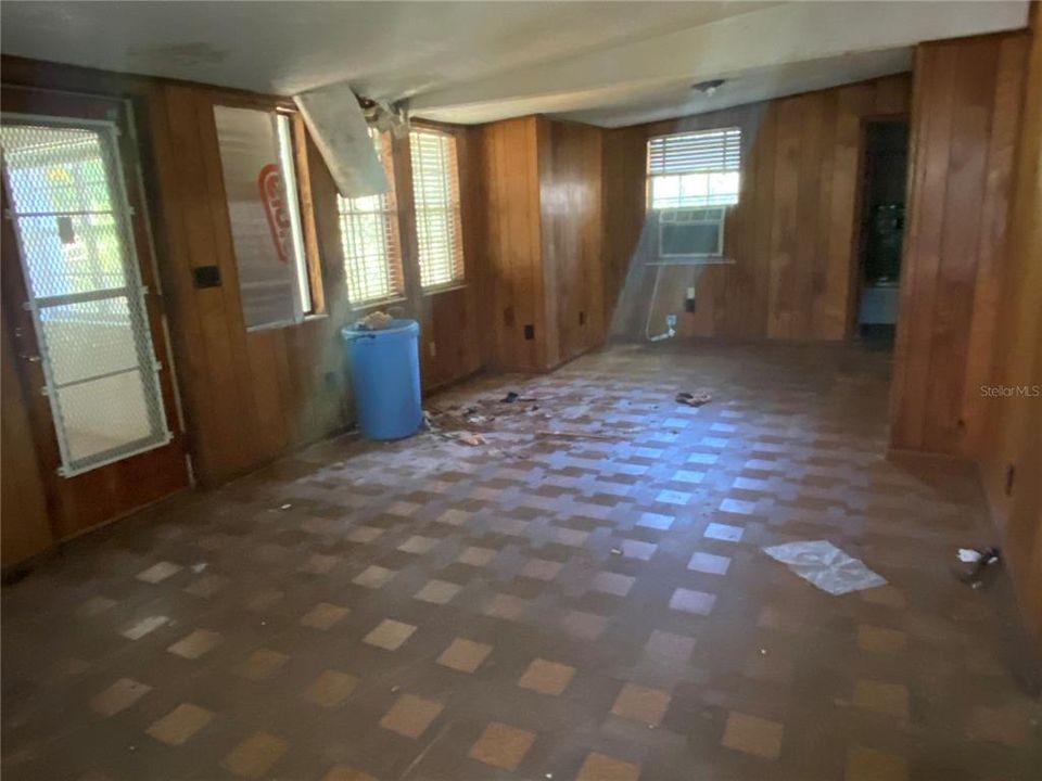 For Sale: $500,000 (2 beds, 1 baths, 2033 Square Feet)