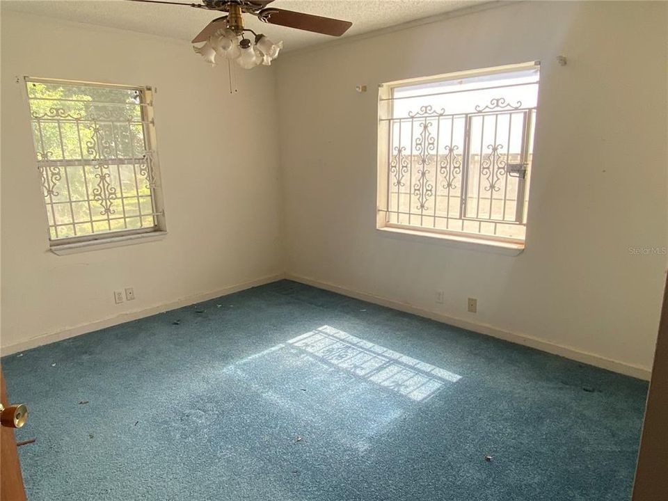 For Sale: $500,000 (2 beds, 1 baths, 2033 Square Feet)