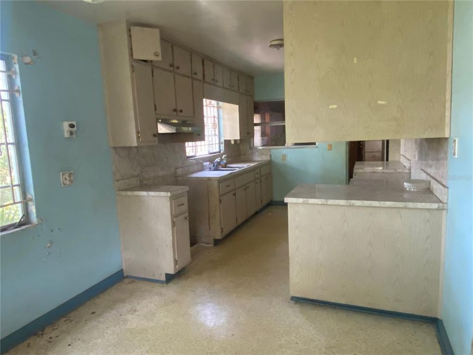 For Sale: $500,000 (2 beds, 1 baths, 2033 Square Feet)