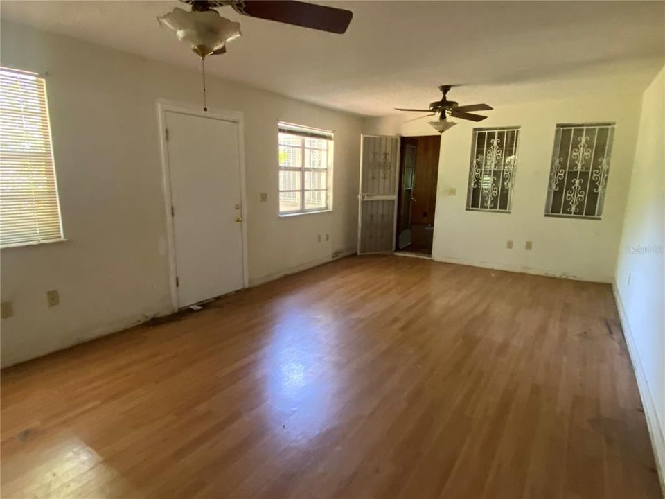 For Sale: $500,000 (2 beds, 1 baths, 2033 Square Feet)