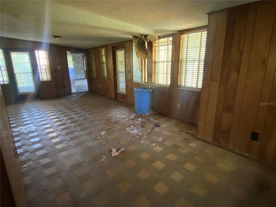 For Sale: $500,000 (2 beds, 1 baths, 2033 Square Feet)