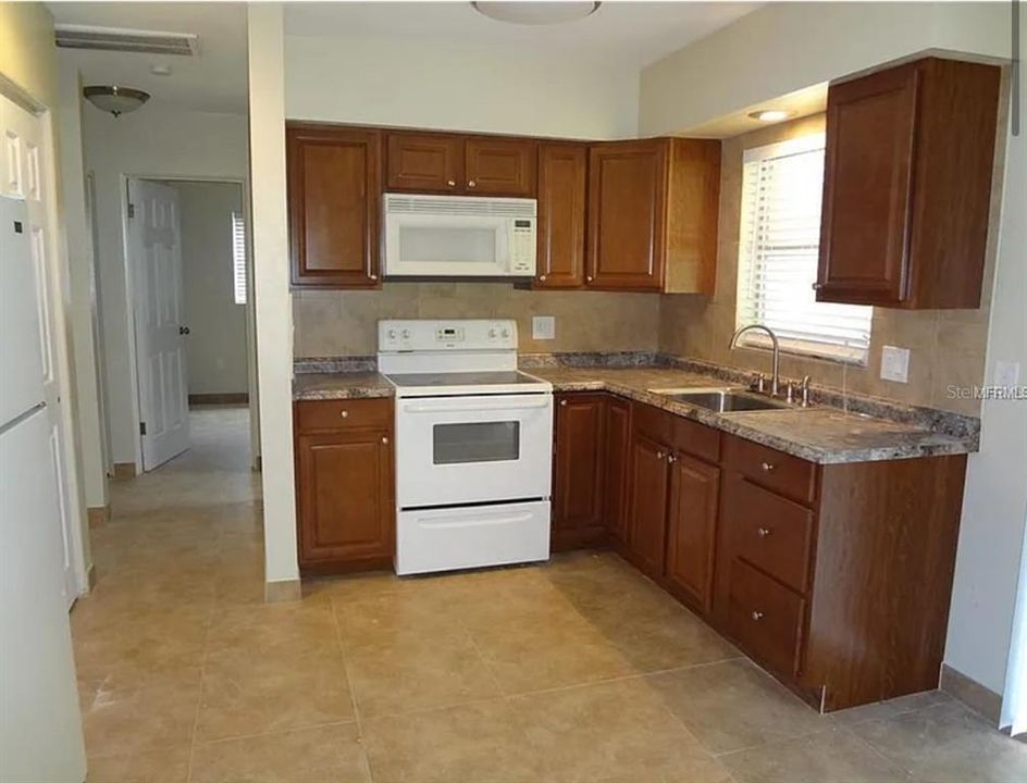 Под контрактом: $1,500 (2 спален, 1 ванн, 775 Квадратных фут)