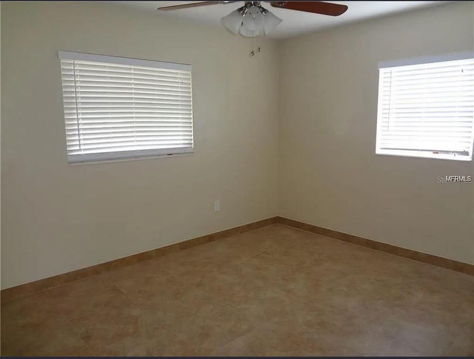 Под контрактом: $1,500 (2 спален, 1 ванн, 775 Квадратных фут)