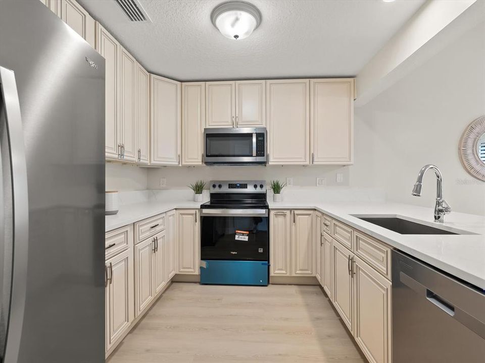 Под контрактом: $419,000 (3 спален, 2 ванн, 1660 Квадратных фут)