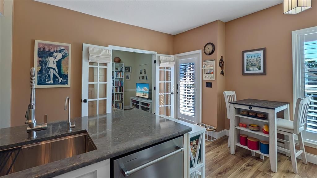 Под контрактом: $595,000 (3 спален, 2 ванн, 1890 Квадратных фут)