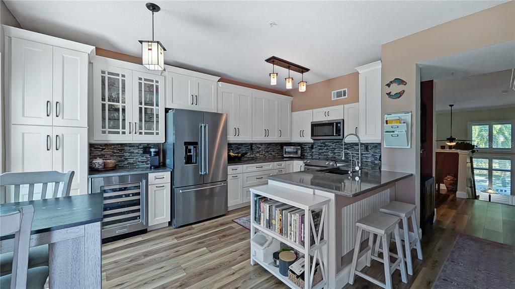 Под контрактом: $595,000 (3 спален, 2 ванн, 1890 Квадратных фут)