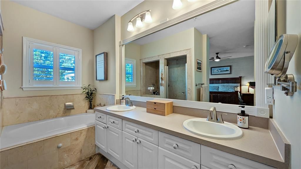 Под контрактом: $595,000 (3 спален, 2 ванн, 1890 Квадратных фут)