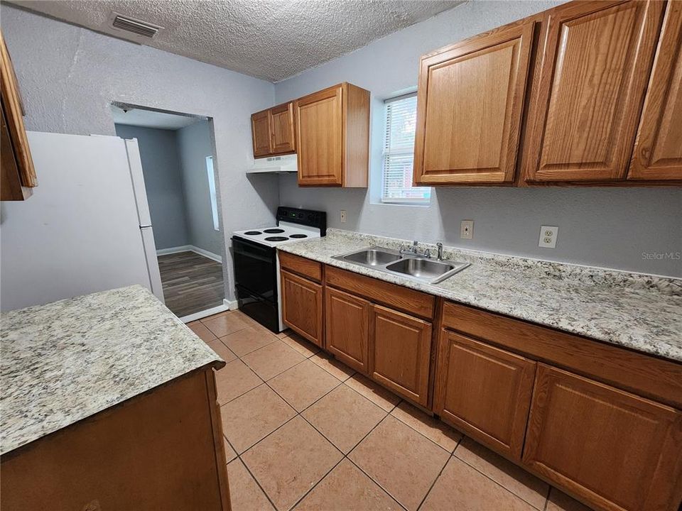 В аренду: $1,125 (3 спален, 1 ванн, 896 Квадратных фут)