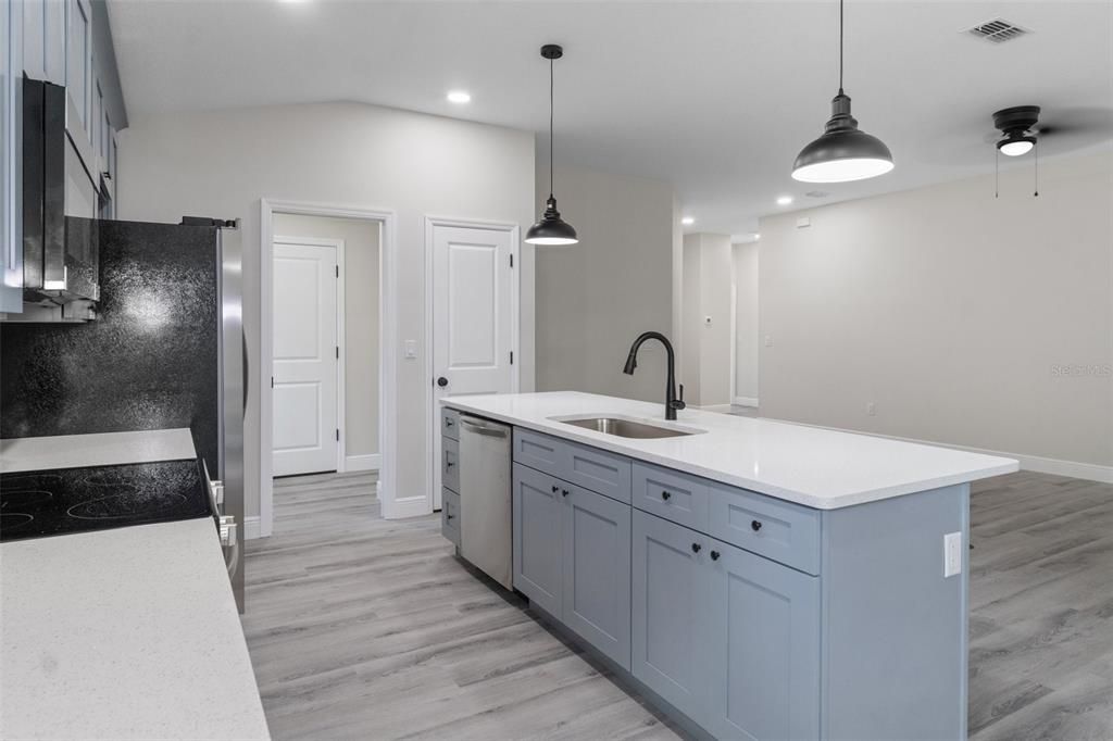 For Rent: $2,400 (4 beds, 2 baths, 1662 Square Feet)