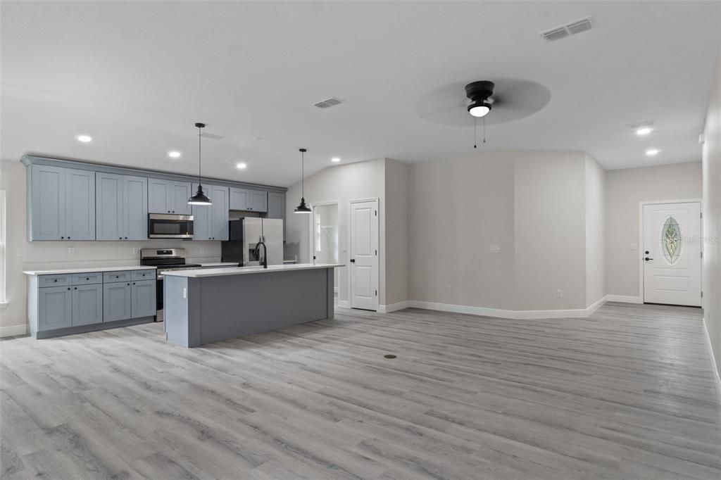 For Rent: $2,400 (4 beds, 2 baths, 1662 Square Feet)