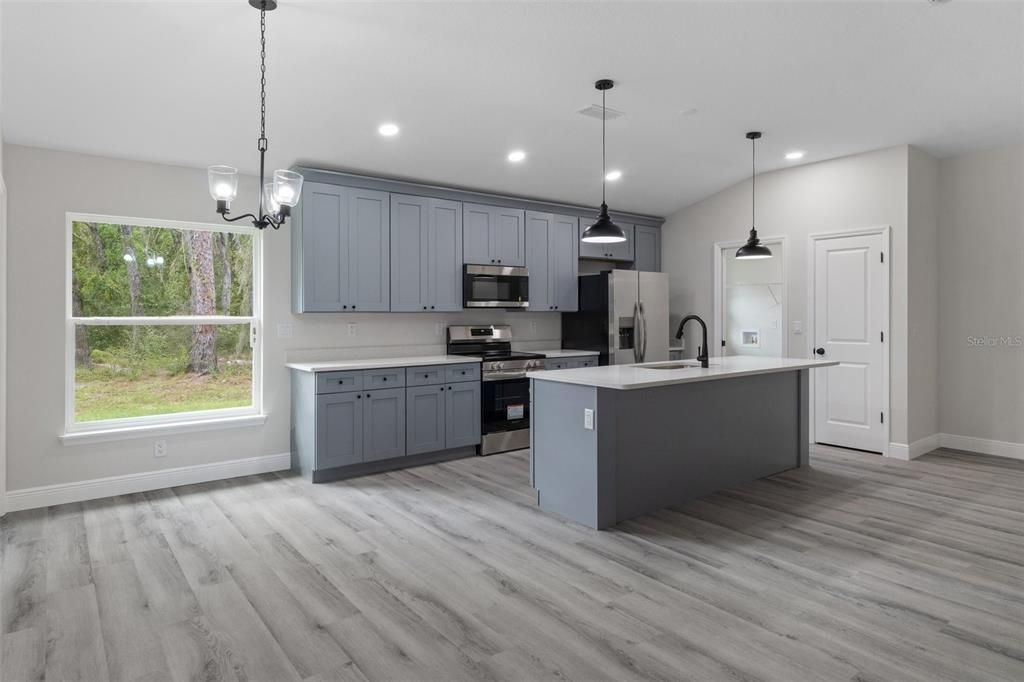 For Rent: $2,400 (4 beds, 2 baths, 1662 Square Feet)