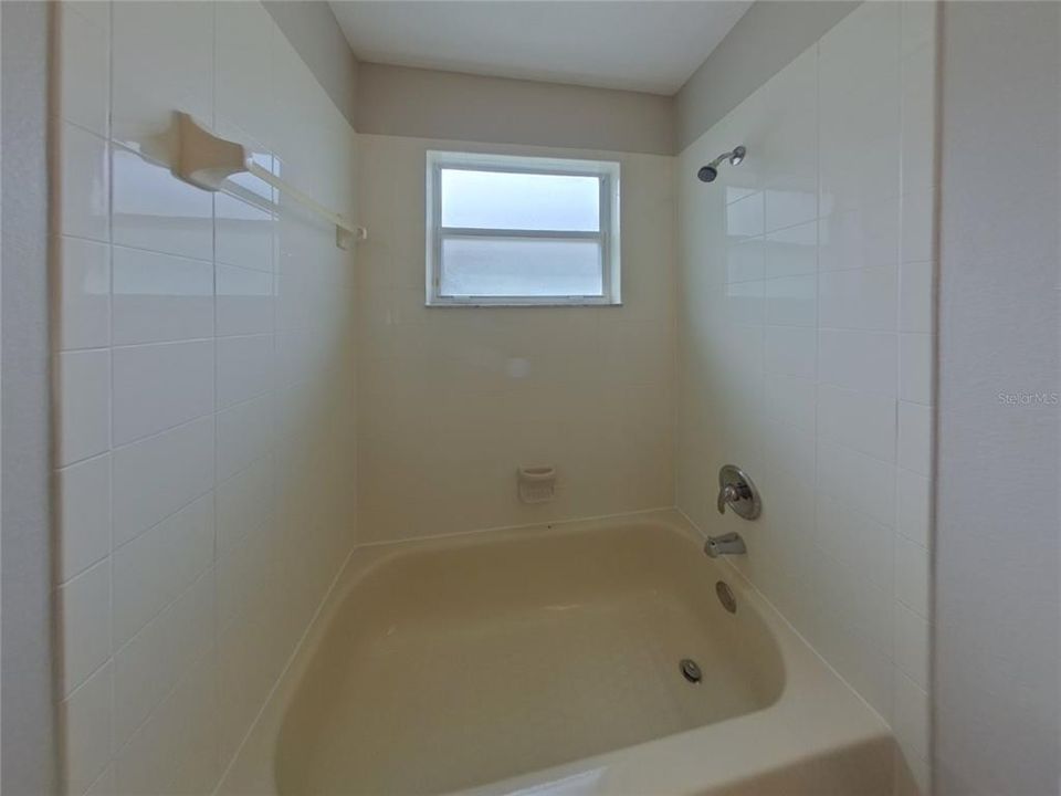 Под контрактом: $2,359 (3 спален, 2 ванн, 1916 Квадратных фут)