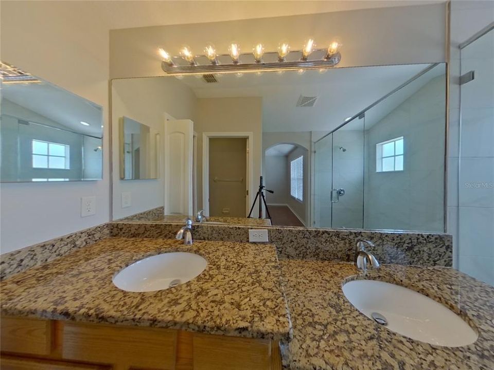 Под контрактом: $2,359 (3 спален, 2 ванн, 1916 Квадратных фут)