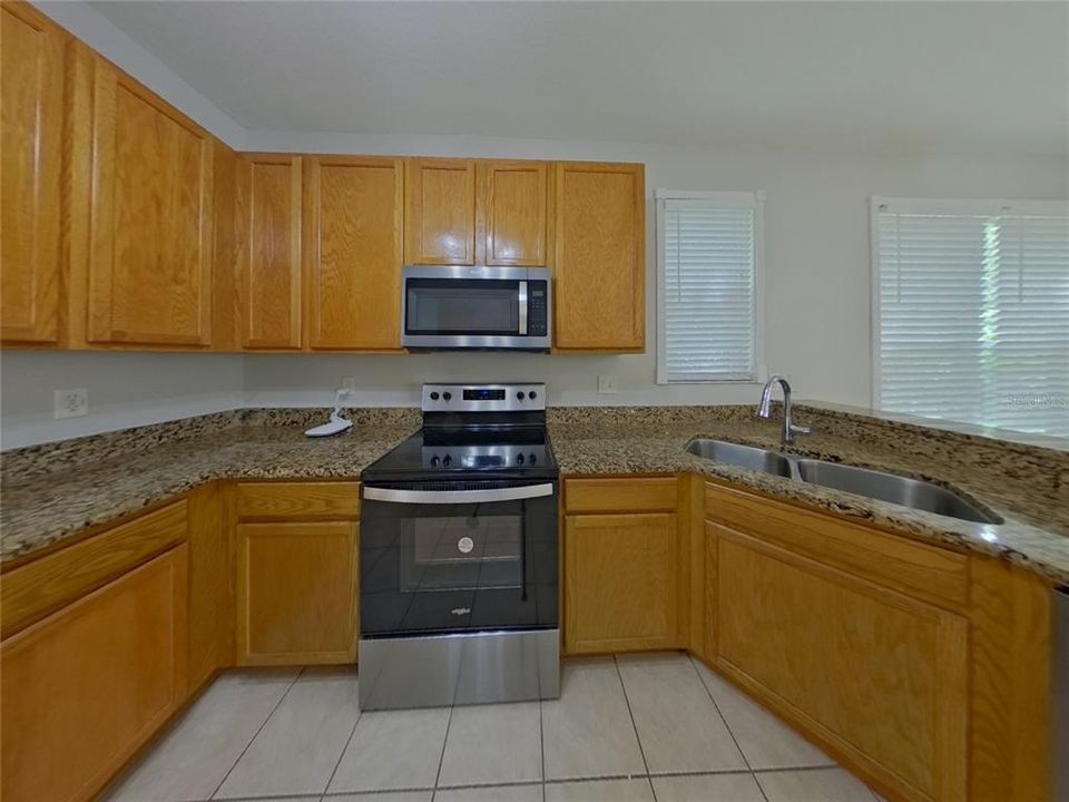 Под контрактом: $2,359 (3 спален, 2 ванн, 1916 Квадратных фут)