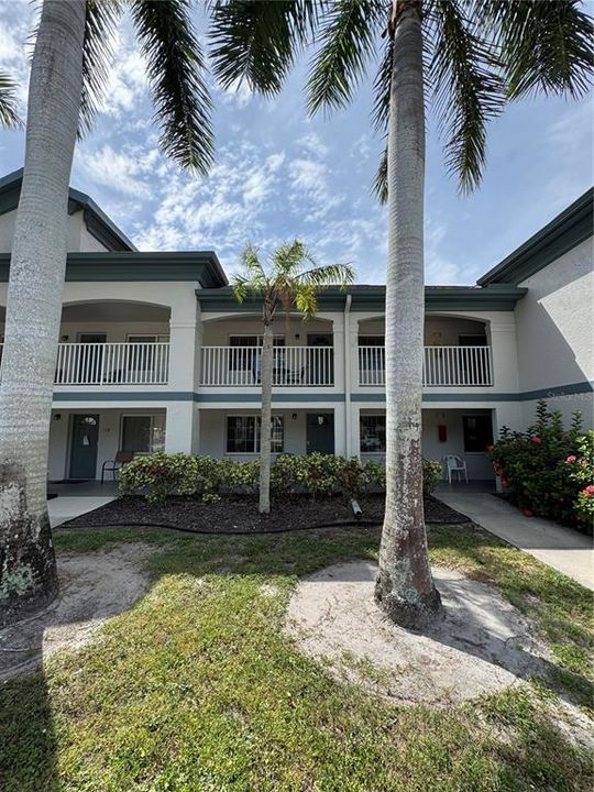 For Rent: $3,200 (2 beds, 2 baths, 912 Square Feet)