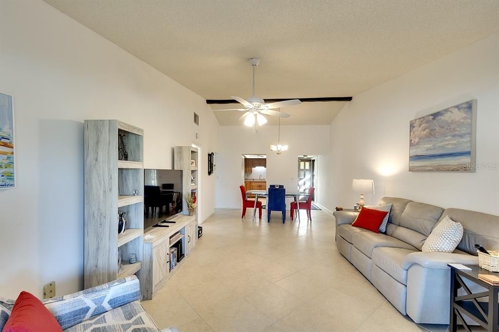 Под контрактом: $215,000 (2 спален, 2 ванн, 1269 Квадратных фут)